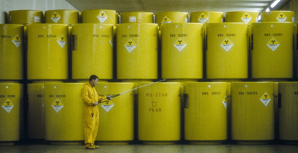 Auch sie warten: Atommüllbehälter im Zwischenlager Gorleben. Fotos: Michael Meyborg