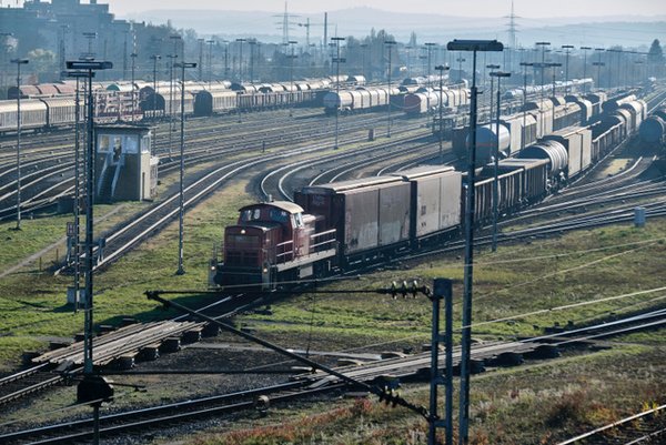 Werden gerne mal erfunden, sind hier aber ganz real: Güterzüge. Werden gerne mal erfunden, sind hier aber ganz real: Güterzüge.