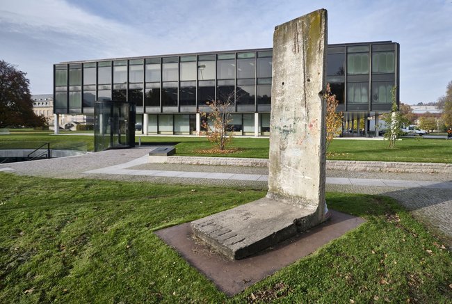 Berliner Mauerstein, vor den Stuttgarter Landtag verpflanzt. Foto: Joachim E. Röttgers Berliner Mauerstein, vor den Stuttgarter Landtag verpflanzt. Foto: Joachim E. Röttgers