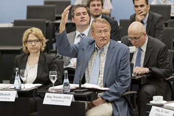 Drexler regt sich auf.