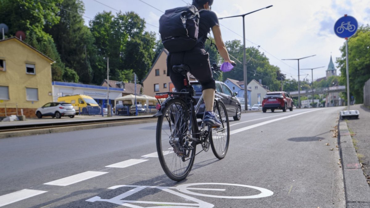 So geht's auch: In Stuttgart-Kaltental ist im August 2022 aus einer Auto-Parkspur ein Radweg geworden. Foto: Joachim E. Röttgers