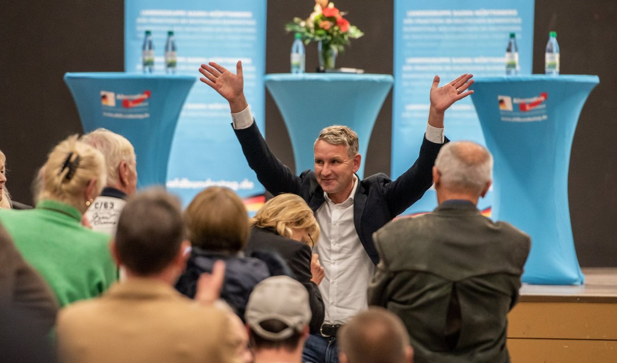 Stehende Ovationen für den Rechtsextremisten Björn Höcke in der Asmundhalle. Fotos: Jens Volle