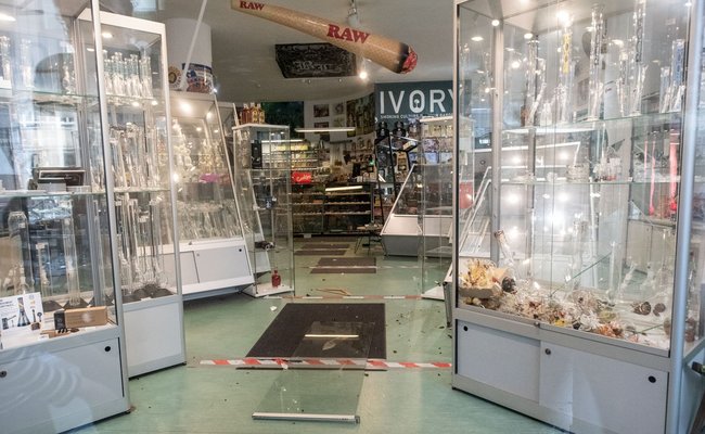 Plünderungsziel Nummer 1 war ein Kiffutensilienausstatter. 