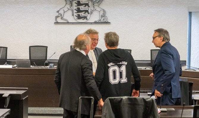 "Weltfrieden 01" prangt auf Ballwegs Jacke.