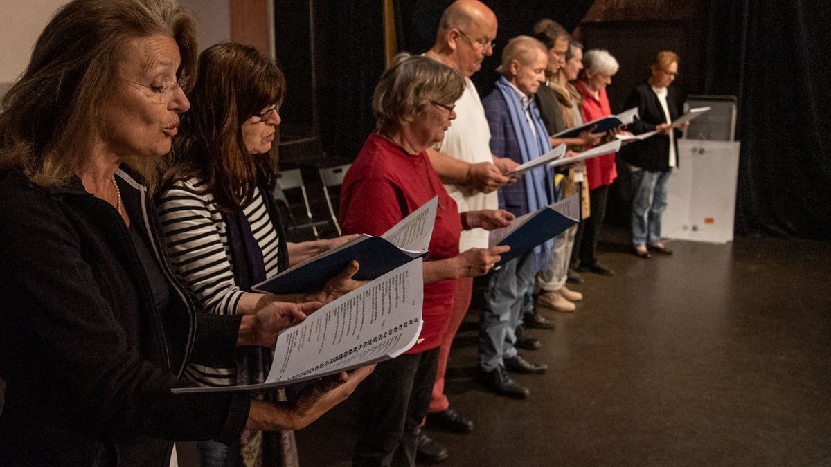 Probe des Stuttgarter Bürgerchors ("Wir singen nicht!") im Central-Theater in Esslingen. Fotos: Jens Volle 