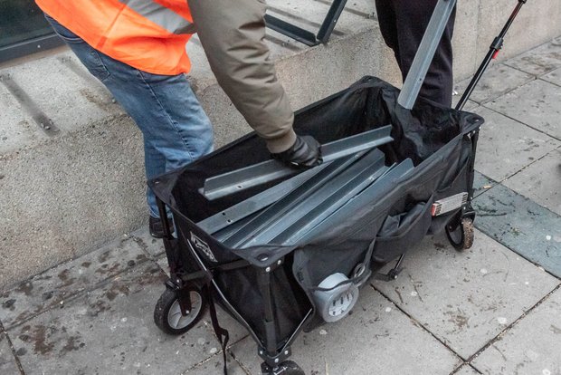 Die Stangen wurden abtransportiert und kommen, so die Ankündigung, vielleicht noch bei einer Installation im öffentlichen Raum zum Einsatz.  Die Stangen wurden abtransportiert und kommen, so die Ankündigung, vielleicht noch bei einer Installation im öffentlichen Raum zum Einsatz.