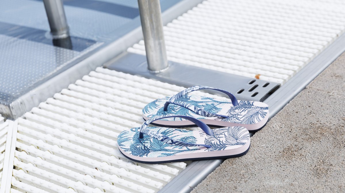 ... warten sie geduldig am Beckenrand.