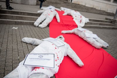 Leichen pflastern den Weg zum Stuttgarter Rathaus: Protestaktion gegen die ITEC, Januar 2018. Foto: Jens Volle
