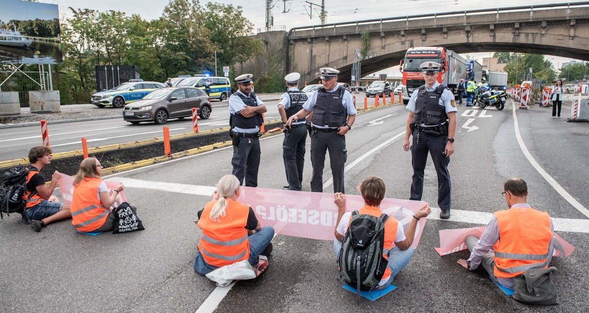 Traum der Uhu-Industrie: Sogenannte Klima-Kleber, hier die Letzte Generation auf der B 10 in Stuttgart.  Traum der Uhu-Industrie: Sogenannte Klima-Kleber, hier die Letzte Generation auf der B 10 in Stuttgart.