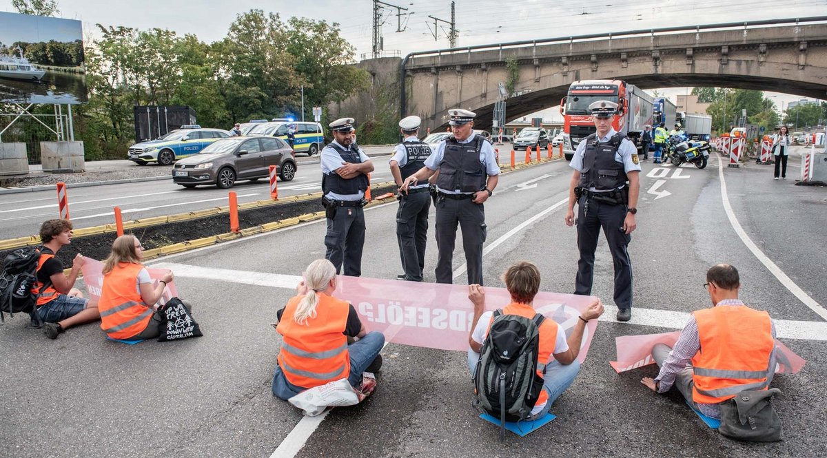 Blockade der Letzten Generation auf der B10 in Stuttgart. In München endete eine ähnliche Aktion mit Gefährder-Gewahrsam. Foto: Jens Volle