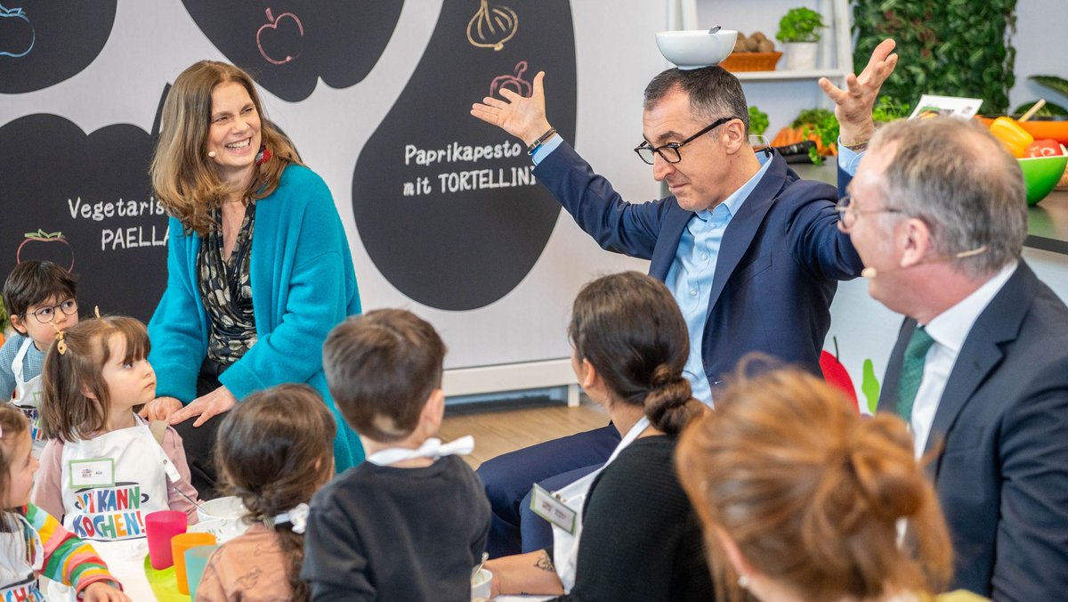 Bei der Aktion "Ich kann kochen!" mit Sarah Wiener begeistert er Kita- und Grundschulkinder mit Tricks und Zauberkünsten.