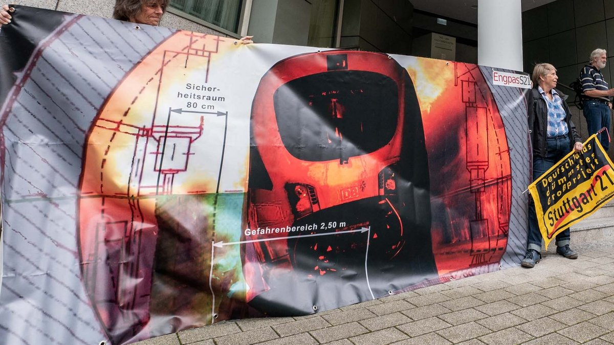 Vor Tunnelkatastrophen warnen S-21-Gegner:innen im September 2023 vor dem Verwaltungsgericht Stuttgart, als es ums Aufteilen der Mehrkosten geht. Foto: Jens Volle