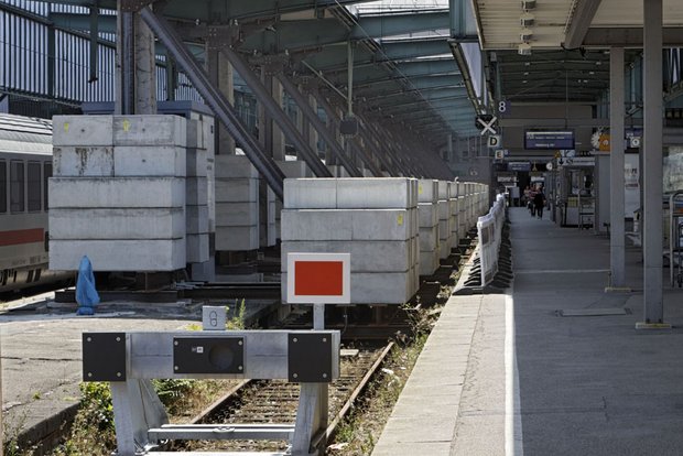 Seit November 2012 stützen  Betonblöcke das Dach. Foto: Jo Röttgers