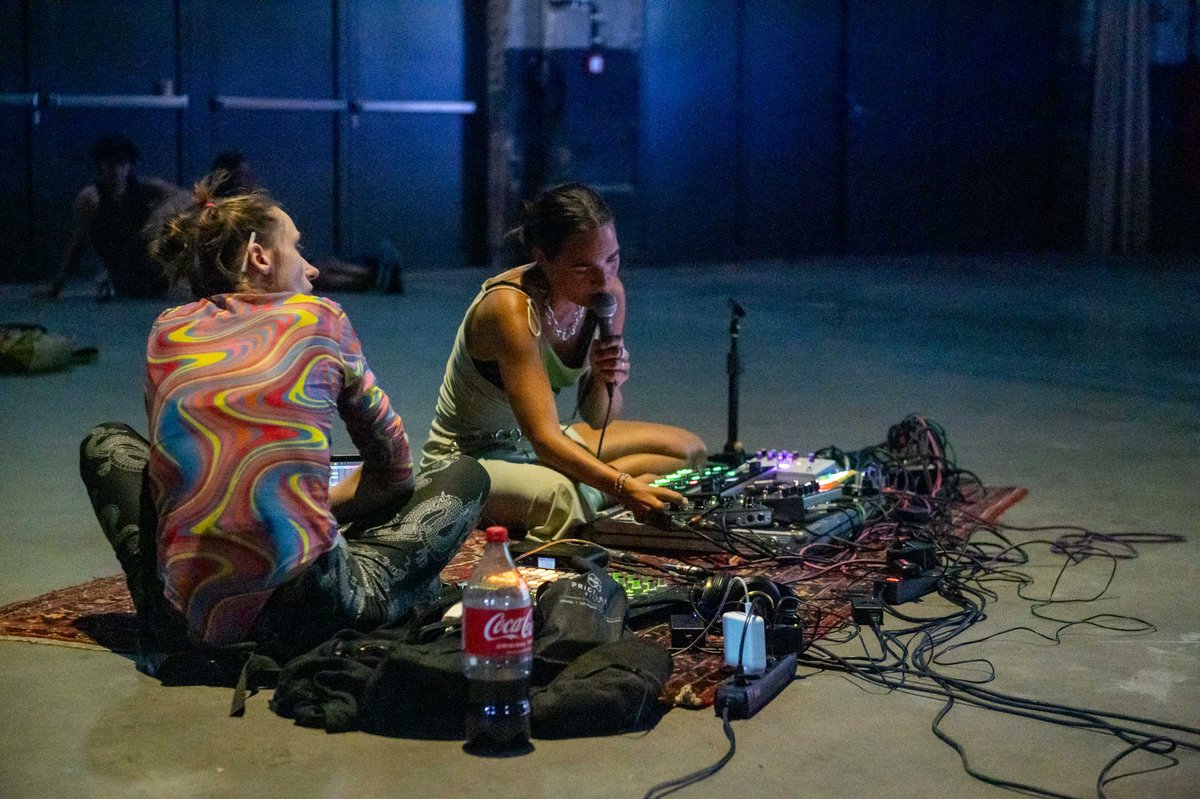 Psychedelisch: Die Musikerin Daria Vesthak und die Klangkünstlerin Anna Illenberger. Psychedelisch: Die Musikerin Daria Vesthak und die Klangkünstlerin Anna Illenberger.