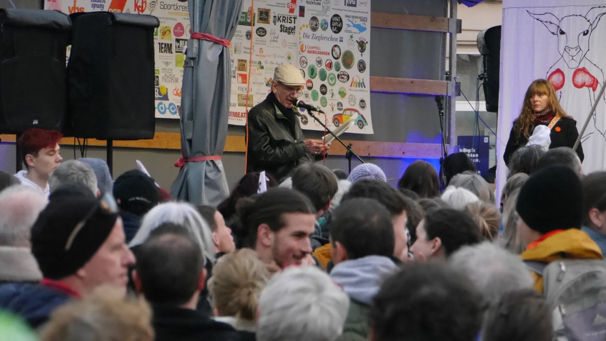 Auch mit 80 noch auf der Protestbühne: Wolfram Frommlet.