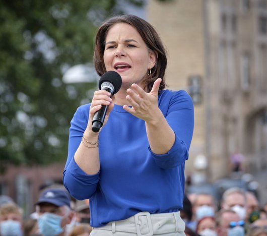 Annalena Baerbock wähnt sich auf Joschka Fischers starken Schultern. Hier beim Wahlkampf im September 2019.
