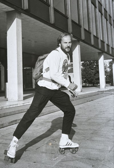 Der frisch gewählte Abgeordnete Winfried Hermann rollt 1984 in den Landtag ein. Foto: privat Der frisch gewählte Abgeordnete Winfried Hermann rollt 1984 in den Landtag ein. Foto: privat