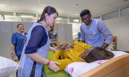 "Wir bräuchten 100 000 Pflegekräfte mehr." Ausbildung Geflüchteter.