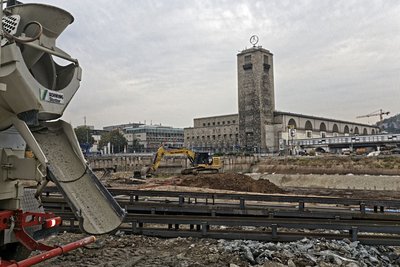Frischer Beton für die Bahnhofsbaustelle.
