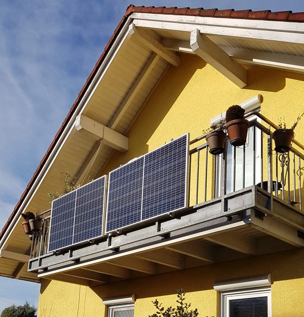 Nicht schön, aber nützlich: Balkonkraftwerk. Foto: Jürgen Lessat