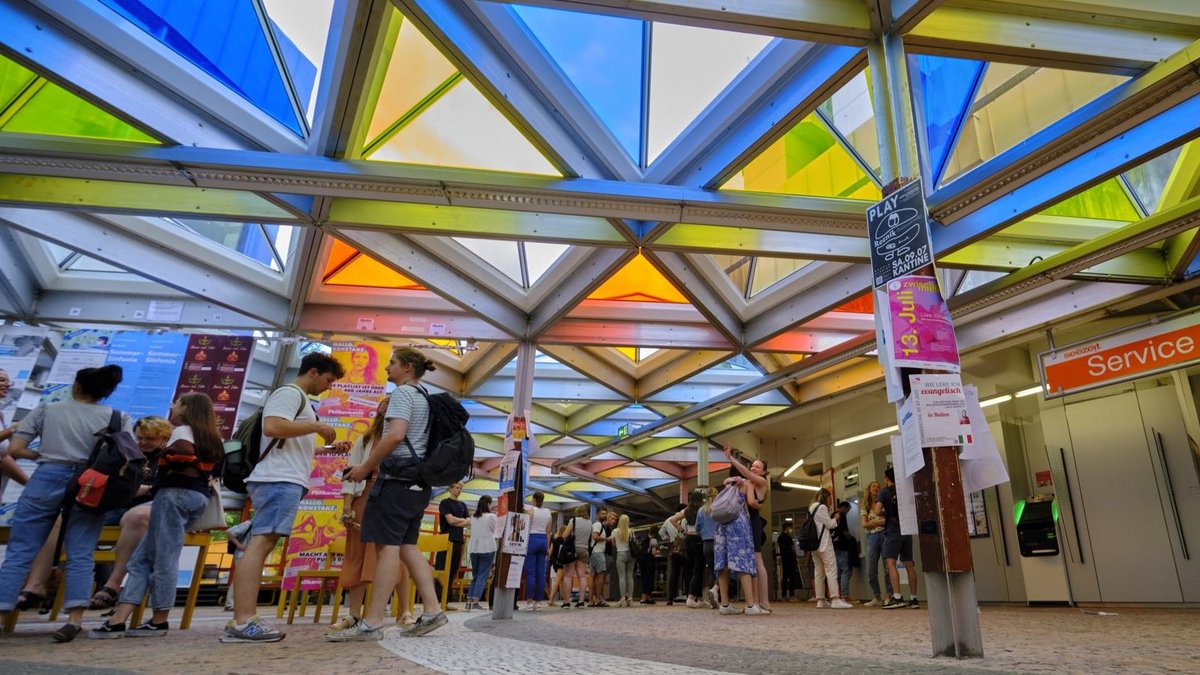 Das bunte Glasdach im Foyer der Uni Konstanz stammt vom Künstler Otto Piene. Mehr Bilder der Reformarchitektur gibt es per Klick auf den Pfeil.