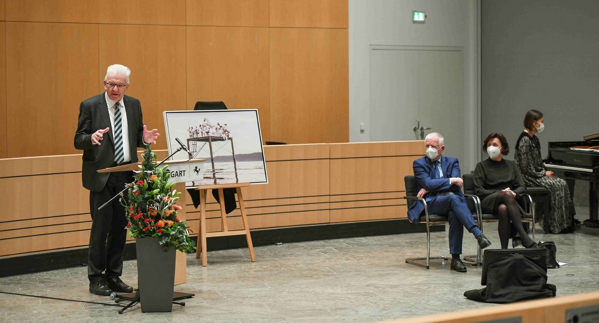 Seltsame Stimmung: Fritz Kuhn, hier mit Gattin Waltraud Ulshöfer, wird coronagerecht in einem fast menschenleeren Saal verabschiedet. Foto: Stadt Stuttgart/Leif Piechowski