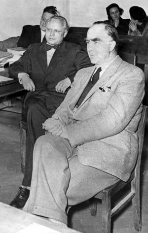 Giselher Wirsing (links) und Ex-Botschafter Rudolf Rahn 1950 vor der Berufungskammer München. Foto: "SZ"/Fosch