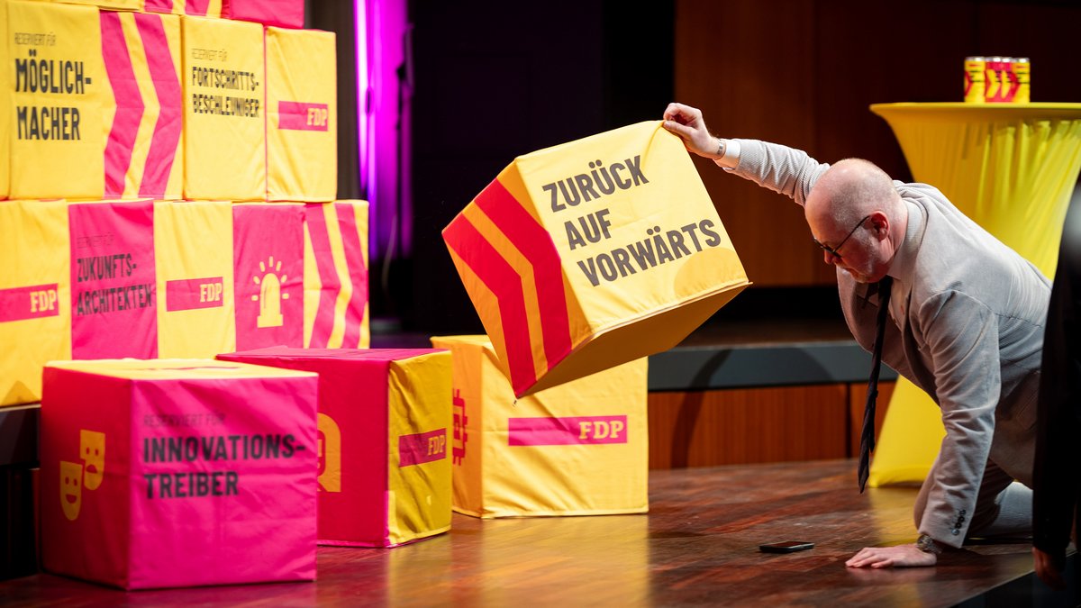 Hoffen auf bessere Zeiten: Beim FDP-Landesparteitag am 5. Januar krallt sich ein Besucher einen "Zurück auf Vorwärts"-Würfel. Foto: Julian Rettig