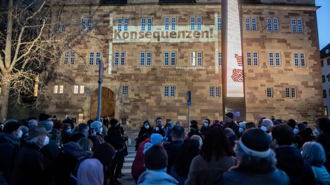 Hanau ist überall, auch in Stuttgart: Lichtinstallation am Alten Schloss zum Gedenken an den rassistischen Anschlag vor zwei Jahren. Foto: Jens Volle Hanau ist überall, auch in Stuttgart: Lichtinstallation am Alten Schloss zum Gedenken an den rassistischen Anschlag vor zwei Jahren. Foto: Jens Volle