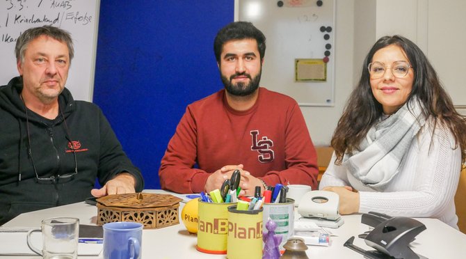 Andreas Linder, Idrees Ahmadzai und Morssal Omari (v.l.) in der "move on"-Geschäftsstelle in Tübingen. Foto: Thomas Morawitzky Andreas Linder, Idrees Ahmadzai und Morssal Omari (v.l.) in der "move on"-Geschäftsstelle in Tübingen. Foto: Thomas Morawitzky