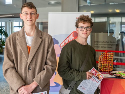 Die Kochazubis Jacob und Nico am NGG-Stand. 