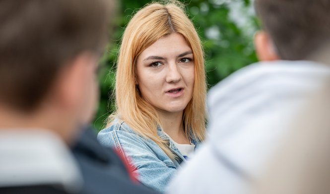 Valeria Maksimova, Lehrerin aus Kiew, hilft beim Übersetzen.
