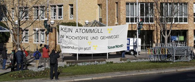 Schrott aus AKWs soll zu Töpfen und Pfannen verarbeitet werden. Das schmeckt nicht jedem: Protestplakat von Robin Wood vor der Umweltministerium. 