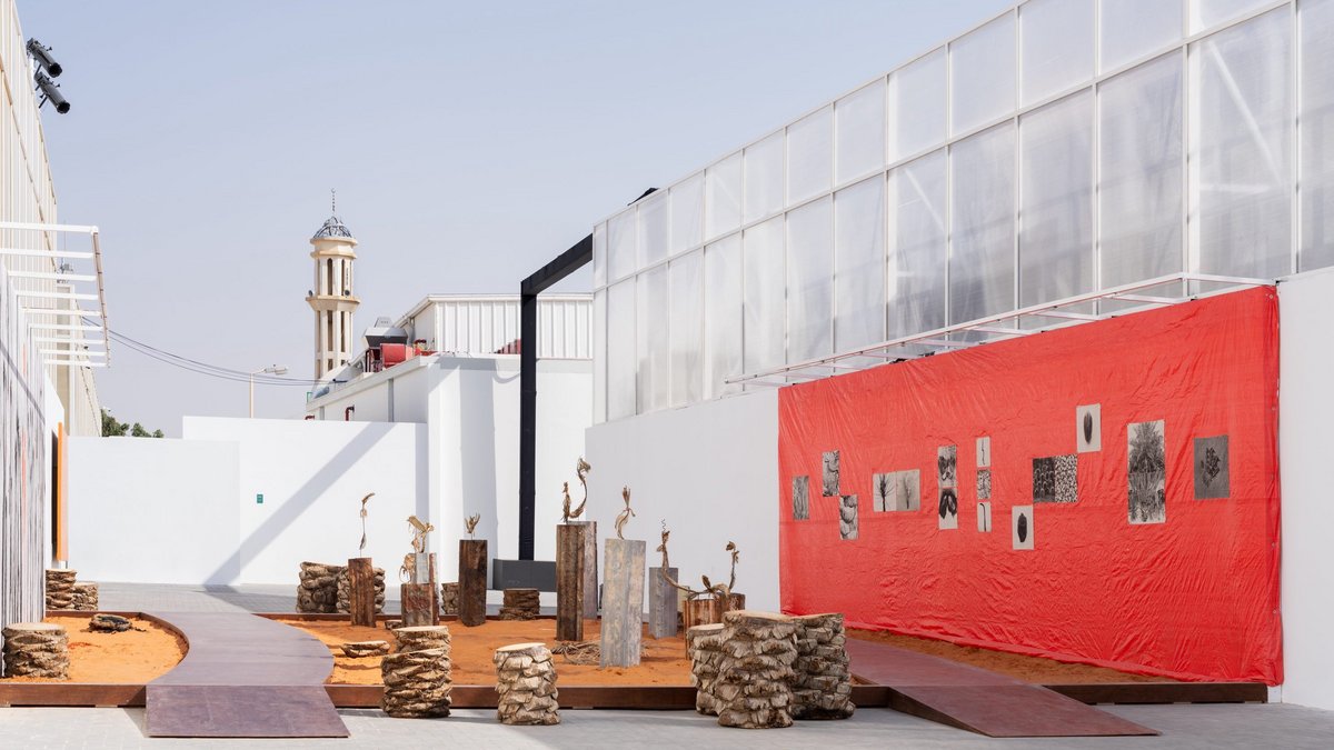 Ein Minarett als Beiwerk zu Mohammad AlFarajs "The Whispers of Today Are Heard in the Garden of Tomorrow", fotografiert von Marco Cappelletti. Weitere auf der Biennale 2024 gezeigte Werke mit Klick auf den Pfeil.