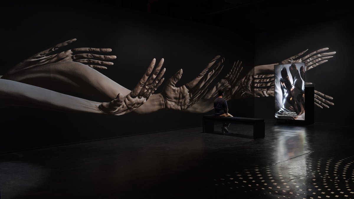 Die Gespenster der kolonialen Zwangsarbeit: Priyageetha Dia, geboren 1992 in Singapur, mit "Spectre System" (Vinyldruck). Foto: Marco Cappelletti