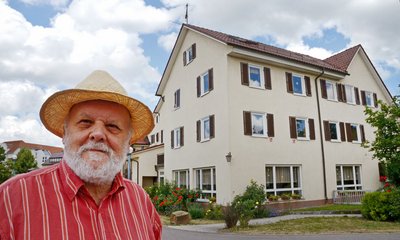 Ex-Zivi Uli Scheuffele vor dem Hoffmannhaus in Korntal heute. Foto: Benny Ulmer 