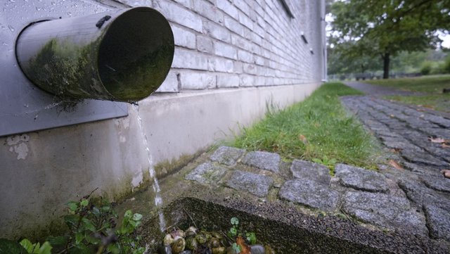 Regenwasser vom Kirchendach: versickern statt kanalisieren, ganz im Sinne der Schwammstadt.