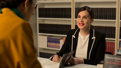 Schnell noch ein Lächeln aufsetzen: Delphine (Emmanuelle Seigner) reißt sich für die Signierstunde zusammen. 