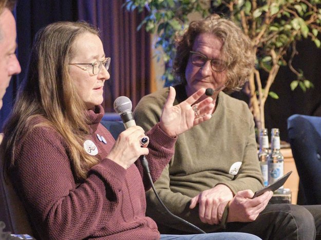 Susanne Franke von der Schalker Fan-Initiative berichtet von einem "ekelerregenden Fall von Rassismus". Neben ihr Moderator Bernd Sautter. Fotos: Joachim E. Röttgers Susanne Franke von der Schalker Fan-Initiative berichtet von einem "ekelerregenden Fall von Rassismus". Neben ihr Moderator Bernd Sautter. Fotos: Joachim E. Röttgers