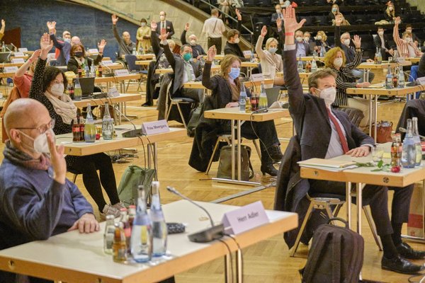 Nopper wird einstimmig gewählt – am höchsten streckt SPD-Körner (r.), weniger der Linke Adler (l.) Nopper wird einstimmig gewählt – am höchsten streckt SPD-Körner (r.), weniger der Linke Adler (l.)