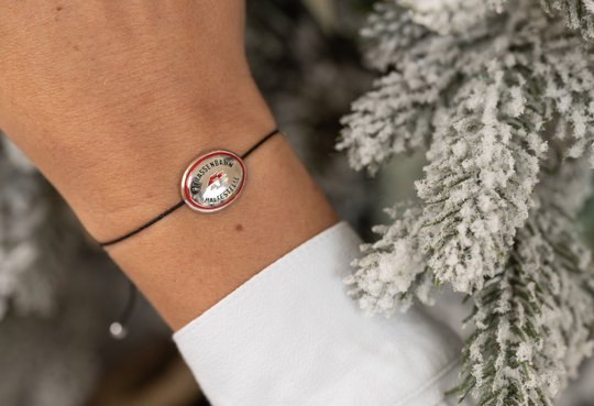 Und zum Fest ein Armbanderl mit Haltestellenschild. Foto: Wiener Linien