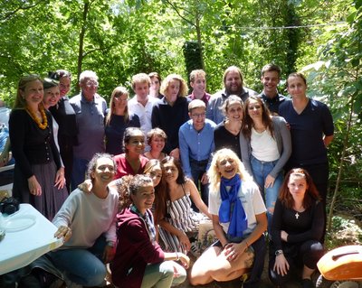 Enrico Pieri (hinten, 4.v.li.) mit Workcamp-Teilnehmern in seinen Garten in Sant'Anna. Foto: Eberhard Frasch