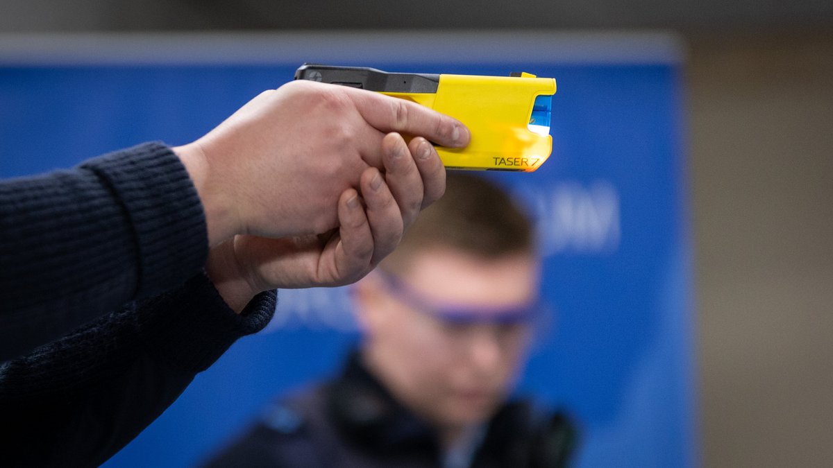 Demonzzzzzzztration des Distanz-Elektroimpulzzzzzzzgeräts "Taser 7" im Polizeipräsidium Freiburg. Fotos: Julian Rettig