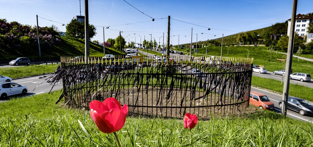 Zaun hat nichts genutzt: "Sanctuarium" von Hermann de Vries am Stuttgarter Pragsattel im April 2018. Foto: Joachim E. Röttgers
