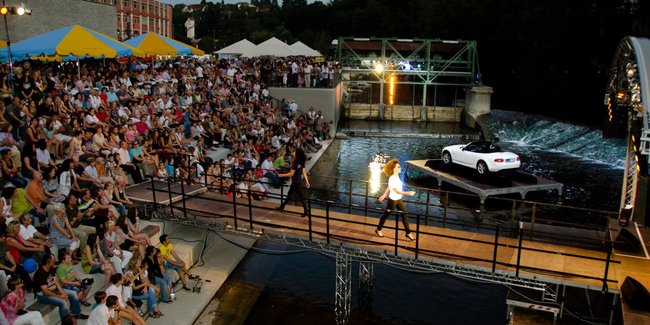 Beim Murr-Spektakel schwimmen Autos ins Rampenlicht. Foto: Kontext