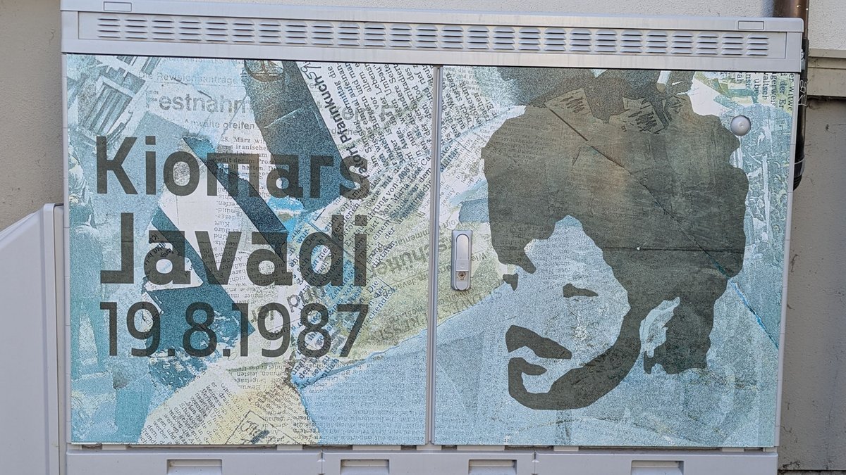 Diese Collage auf einem Strom-Verteilerkasten befindet sich unter der Gedenktafel für Kiomars Javadi. Foto: Tüpedia