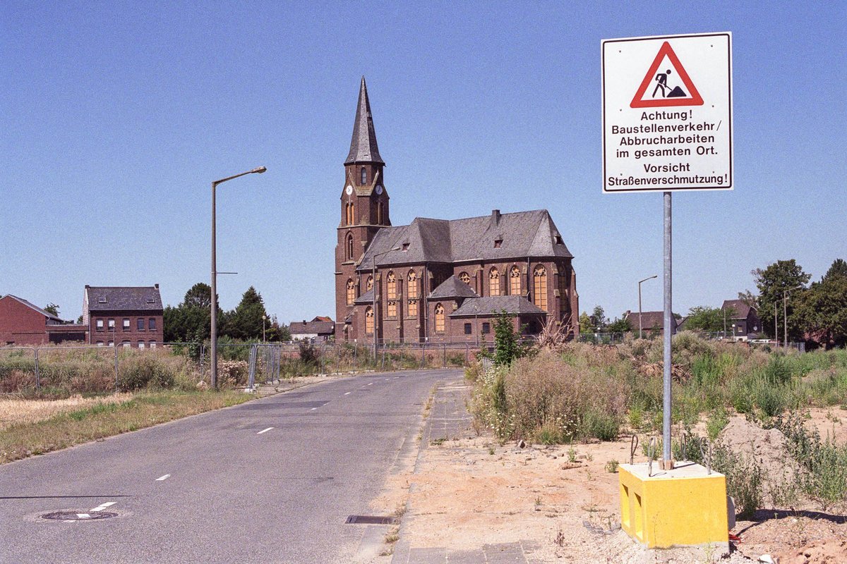 Die Kirche Sankt Albanus und Leonhardus, hier im August 2020, seit einem Jahr entweiht, steht noch. Manche hoffen, dass sie erhalten bleibt.