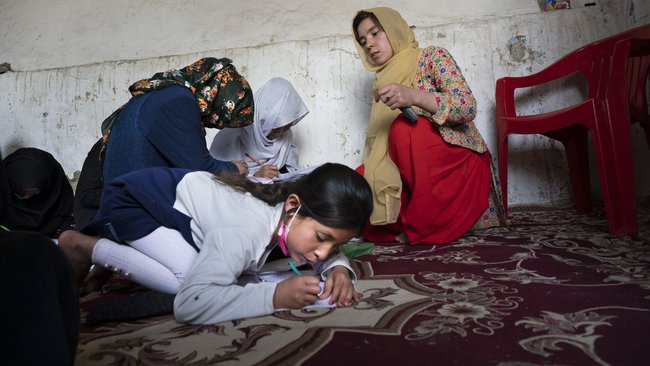 Von Studentinnen für Mädchen und junge Frauen: Unterricht in der Moschee des Viertels Chindawol, Kabul, im Juni 2021. Foto: Uli Reinhardt Von Studentinnen für Mädchen und junge Frauen: Unterricht in der Moschee des Viertels Chindawol, Kabul, im Juni 2021. Foto: Uli Reinhardt
