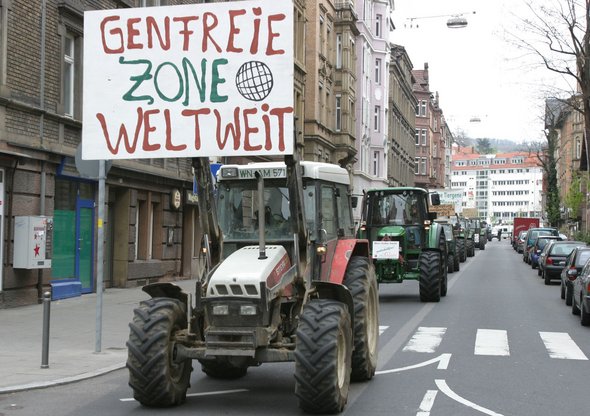 Eine Demonstration gegen Gentechnik in der Landwirtschaft 2004 in Stuttgart. Eine Demonstration gegen Gentechnik in der Landwirtschaft 2004 in Stuttgart.
