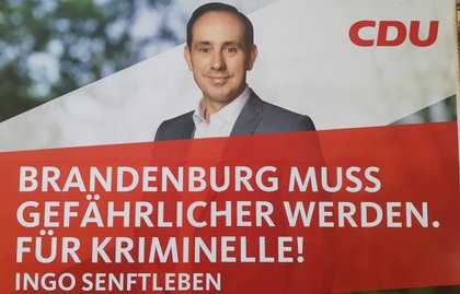 Auch kriminell: Senftlebens Wahlkampfsong. Auch kriminell: Senftlebens Wahlkampfsong.